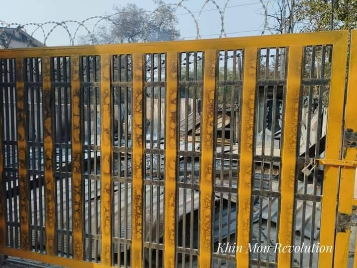 (မီးရှို့ဖျက်ဆီးခံရသော ခင်မွန်ကျေးရွာအား တွေ့ရစဥ်။ ဓာတ်ပုံ-Khin Mon Revolution)