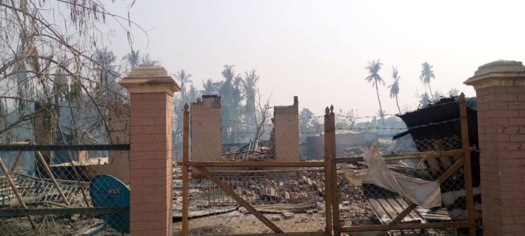 (စစ်တပ်က ဖေဖော်ဝါရီ ၂၈ ရက်နှင့် မတ်လ ၁ ရက်တွင် ရွာလုံးကျွတ်မီးရိူ့ခံခဲ့ရသော ကုန်းရွာကိုတွေရစဥ်။ ဓါတ်ပုံ-CJ)