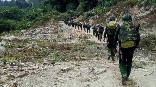 (ကချင်လွတ်လပ်ရေးတပ်မတော်(KIA)မှ ရဲဘော်များအား ရှေ့တန်းတစ်နေရာ၌ တွေ့ရစဉ်။ဓာတ်ပုံ - CJ)