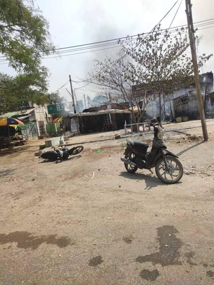 ပျက်စီးသွားသော ဘုတလင်မြို့မစျေးတိုက်တန်းများအား တွေ့ရစဥ်။ ဓာတ်ပုံ-Cj