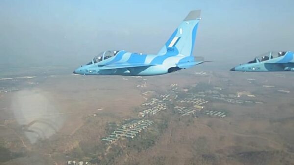 (စစ်တပ်က ပြည်သူများကိုပါ မ​ရှောင် ဗုံးကျဲသတ်ဖြတ်ရာတွင်အဓိက အသုံးပြု​နေ​သောရုရှားထုတ် YAK-130 တိုက်​လေယာဥ်။ဓါတ်ပုံ-စစ်​ကောင်စီ)