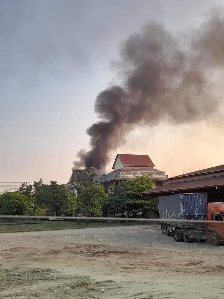 (မြဝတီမြို့ ကုန်သွယ်ရေးဇုန်အနီးတိုက်ပွဲဖြစ်ပွားပြီးနောက်မြင်ကွင်းနှင့် မြဝတီ-ကော့ကရိတ် လမ်းပိုင်းတစ်နေရာမြင်ကွင်း။ဓါတ်ပုံ-CJ)