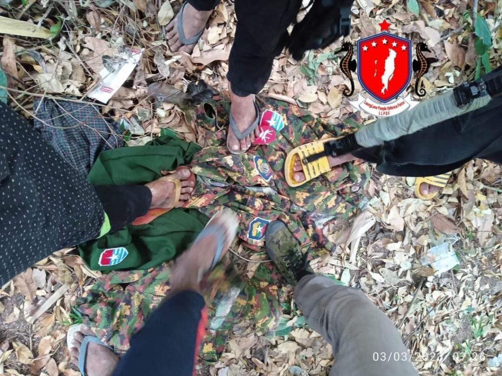 (စစ်ကောင်စီတပ်ထံမှ သိမ်းဆည်းရမိသောပစ္စည်းများနှင့် သေဆုံးရုပ်အလောင်းများအား တွေ့ရစဥ်။ဓာတ်ပုံ - LLPDF)