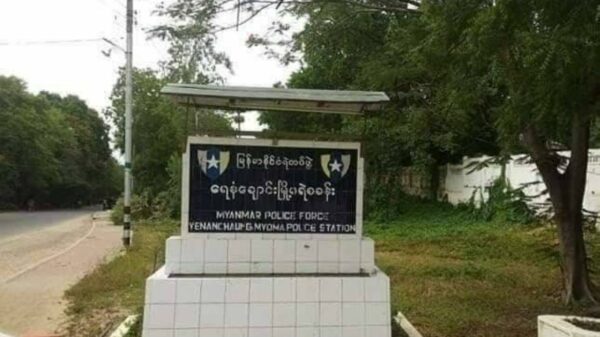 (ပြည်သူ့ရဲဘော်များ တိုက်ခိုက်ခဲ့သည့် ရေနံချောင်းမြို့မရဲစခန်းအား တွေ့ရစဉ်။ ဓာတ်ပုံ - CJ)