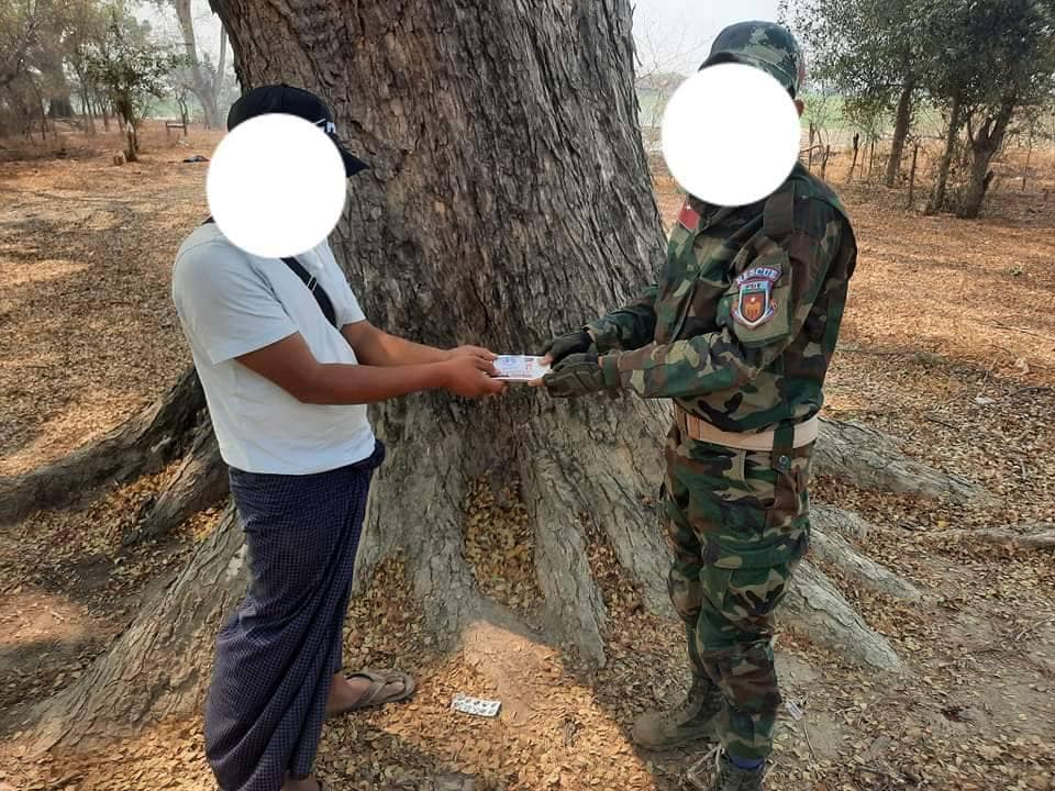 တာတိုင်ရွာမှ အသတ်ခံရသူများ၏ ကျန်ရစ်သူ မိသားစုများကို NUG လူသားချင်းစာနာထောက်ထားရေးဌာနက ထောက်ပံ့ငွေပေးအပ်စဥ်။ ဓါတ်ပုံ-NUG