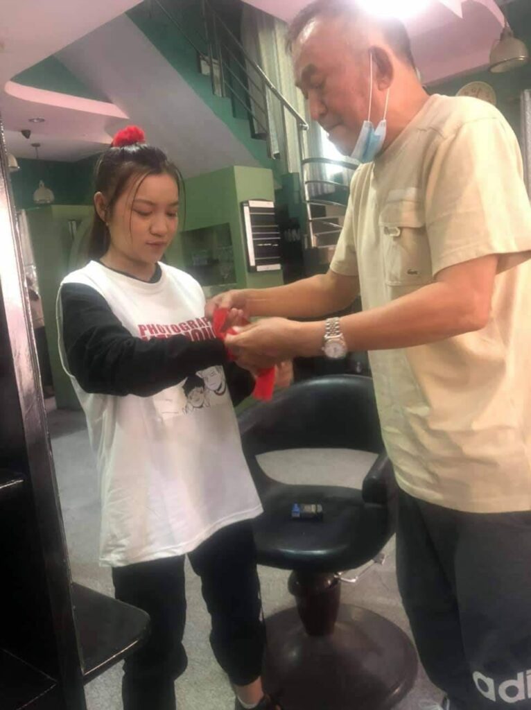 (စစ်အာဏာရှင် ပြုတ်ကျပြီးတော့ ဒီမိုကရေစီရရှိရေးအတွကို အသက်အန္တရာယ်ကိုမမှုဘဲ တိုက်ပွဲဝင်ခဲ့တဲ့ ကြယ်စင်ကြွေလွှင့်ခဲ့တာ ၂ နှစ်ရှိပြီဖြစ်ပါတယ်။ လူငယ်တွေနဲ့တိုင်းပြည်အနာဂတ်အတွက် တိုက်ပွဲဝင်ခဲ့တဲ့ သမီးငယ်ဆန္ဒပြပွဲမသွားခင် လက်မှာ လက်ပါတ်နီကို ချစ်ခြင်းမေတ္တာအပြည့်နဲ့စည်းနှောင်းပေးခဲ့တဲ့ဖခင်နဲ့ စစ်အာဏာရှင်ကို နောက်ဆုံးအချိန်တိုင်ဆန့်ကျင်တော်လှန်ခဲ့တဲ့ ကြယ်စင်။ဓါတ်ပုံ-အိန်ဂျယ်ဖေစ်ဘွခ် ၊CJ)