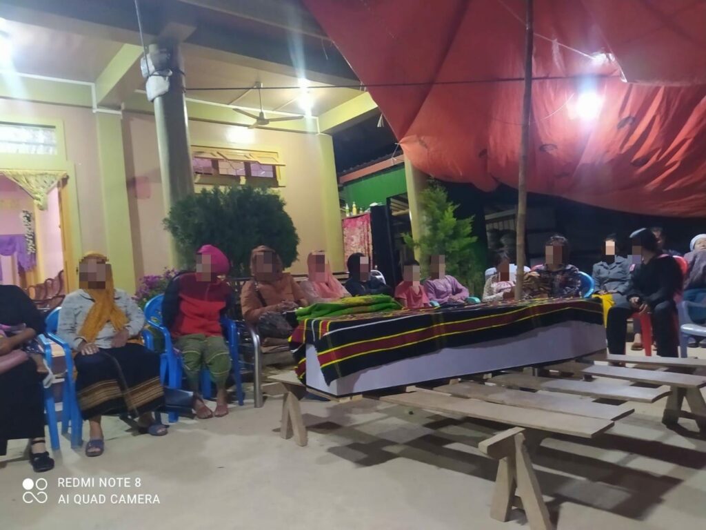 (ကိုဒဲမ်ခိုကျွန်းငယ်စဥ်ကရိုက်ကူးခဲ့သောဓါတ်ပုံနှင့် ထိန်သိမ်းရေးစခန်းတွင်ကွယ်လွန်သွားပြီးနောက် မိသားစုထံ ရုပ်အလောင်းပြန်ရောက်လာစဥ်။ ။ဓါတ်ပုံ-CJ)