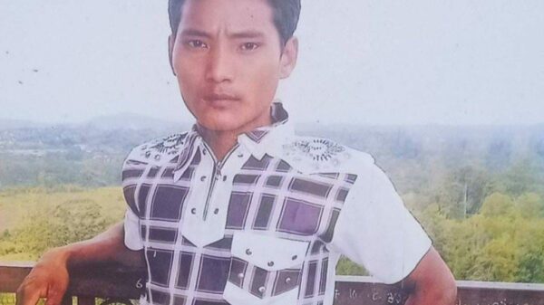 (ကိုဒဲမ်ခိုကျွန်းငယ်စဥ်ကရိုက်ကူးခဲ့​သောဓါတ်ပုံနှင့် ထိန်သိမ်း​ရေးစခန်းတွင်ကွယ်လွန်သွားပြီး​​နောက် မိသားစုထံ ရုပ်အ​လောင်းပြန်​ရောက်လာစဥ်။ ။ဓါတ်ပုံ-CJ)