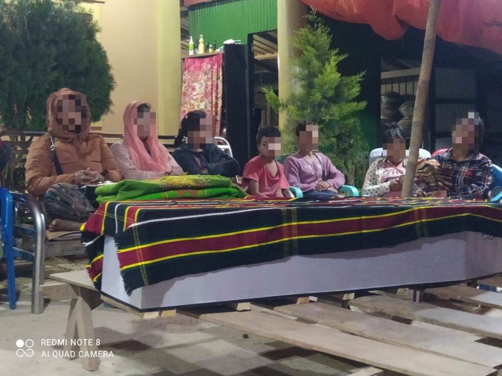 (ကိုဒဲမ်ခိုကျွန်းငယ်စဥ်ကရိုက်ကူးခဲ့သောဓါတ်ပုံနှင့် ထိန်သိမ်းရေးစခန်းတွင်ကွယ်လွန်သွားပြီးနောက် မိသားစုထံ ရုပ်အလောင်းပြန်ရောက်လာစဥ်။ ။ဓါတ်ပုံ-CJ)
