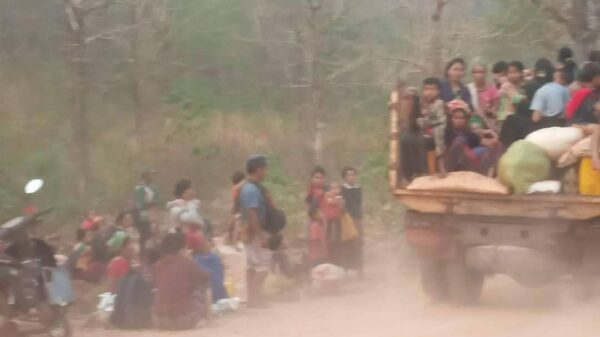 (စစ်တပ်ကထိုးစစ်ဆင်လာ၍ ကရင်နီပြည်နယ်မှ စစ်​ဘေး​ရှောင်ပြည်သူများ ။ဓါတ်ပုံ-KMIC၊CJ)