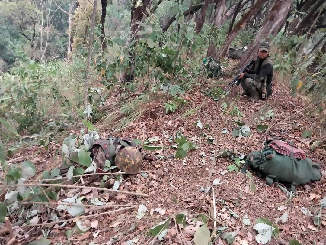 (စစ်တပ်ထံမှ ကရင်နီတပ်မ​တော်ကသိမ်းဆည်းရရှိ​သော လက်နက်ခဲ့ယမ်းနှင့်က်စပ်ပစ္စည်းများ။ဓါတ်ပုံ-KMIC၊KV)