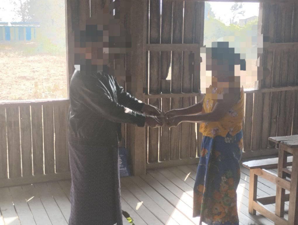 ဂန့်ဂေါနယ်ရှိ ကျဆုံးခဲ့သည့် ရဲဘော်နှင့်ပြည်သူများအတွက် ထောက်ပံ့ငွေပေးအပ်နေစဉ်၊ ဓာတ်ပုံ - ဂန့်ဂေါ(ပအဖ)