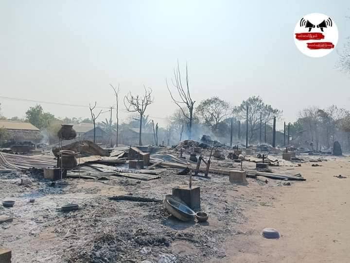 (မီးရှို့ဖျက်ဆီးခံရသော မြောက်နုံးကျေးရွာအား တွေ့ရစဥ်။ ဓာတ်ပုံ-ယင်းမာပင်မြို့နယ်သတင်းမှန်ပြန်ကြားရေး)