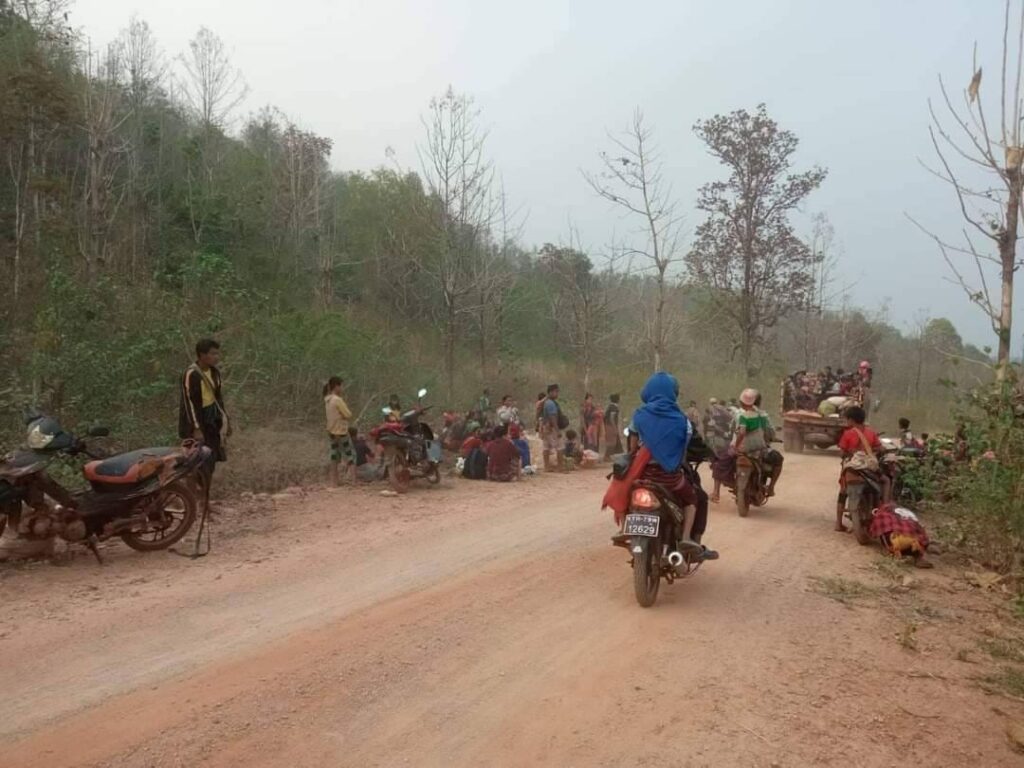 (စစ်တပ်ကထိုးစစ်ဆင်လာ၍ ကရင်နီပြည်နယ်မှ စစ်ဘေးရှောင်ပြည်သူများ ။ဓါတ်ပုံ-KMIC၊CJ)