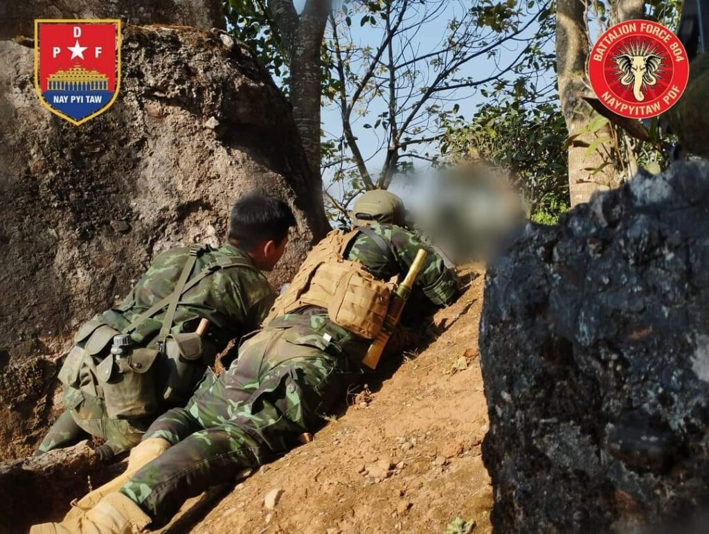 (ပင်လောင်းမြို့နယ်တိုက်ပွဲတွင် စစ်တပ်ထံမှ သိမ်းဆည်းရရှိသော ကျည်နှင့် ခဲယမ်းများ /တိုက်ပွဲဝင်နေသော နေပြည်တော်PDFတပ်ဖွဲ့ဝင်အချို့ ။ ဓါတ်ပုံ-KRU၊နေပြည်တော်PDF)