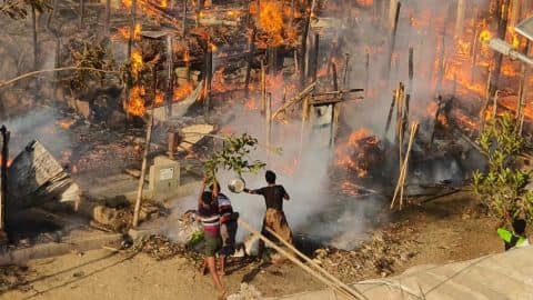 (ဘဂ်လားဒေ့ရှ် Cox’s Bazar ရိုဟင်ဂျာဒုက္ခသည်စခန်းမတ်လ ၅ ရက်ကမီး​လောင်ကျွမ်း​နေမှု။ ။ဓါတ်ပုံ-Getty Images)