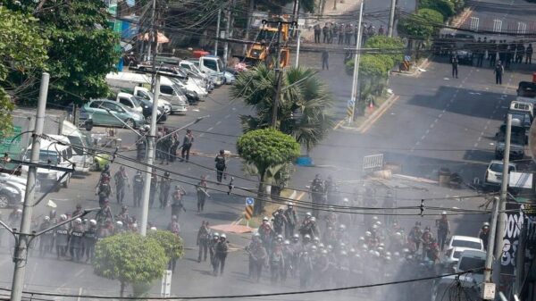 (စစ်တပ်အာဏာသိမ်းမှုအပေါ် ကန့်ကွက်ဆန္ဒပြသူများအား စမ်းချောင်းမြို့နယ်ဗားကရာလမ်းပေါ်၌ ပစ်ခတ်ဖြိုခွင်းနေသော စစ်ကောင်စီလက်ပါးစေများအား ၂၀၂၁ ဖေဖော်ဝါရီ ၂၈ရက်က တွေ့ရစဥ်။ ဓာတ်ပုံ - PS)