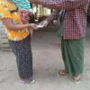 ဂန့်ဂေါနယ်ရှိ ကျဆုံးခဲ့သည့် ရဲဘော်နှင့်ပြည်သူများအတွက် ထောက်ပံ့ငွေပေးအပ်နေစဉ်၊ ဓာတ်ပုံ - ဂန့်ဂေါ(ပအဖ)