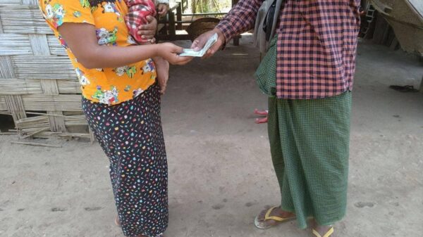 ဂန့်ဂေါနယ်ရှိ ကျဆုံးခဲ့သည့် ရဲဘော်နှင့်ပြည်သူများအတွက် ထောက်ပံ့ငွေပေးအပ်နေစဉ်၊ ဓာတ်ပုံ - ဂန့်ဂေါ(ပအဖ)