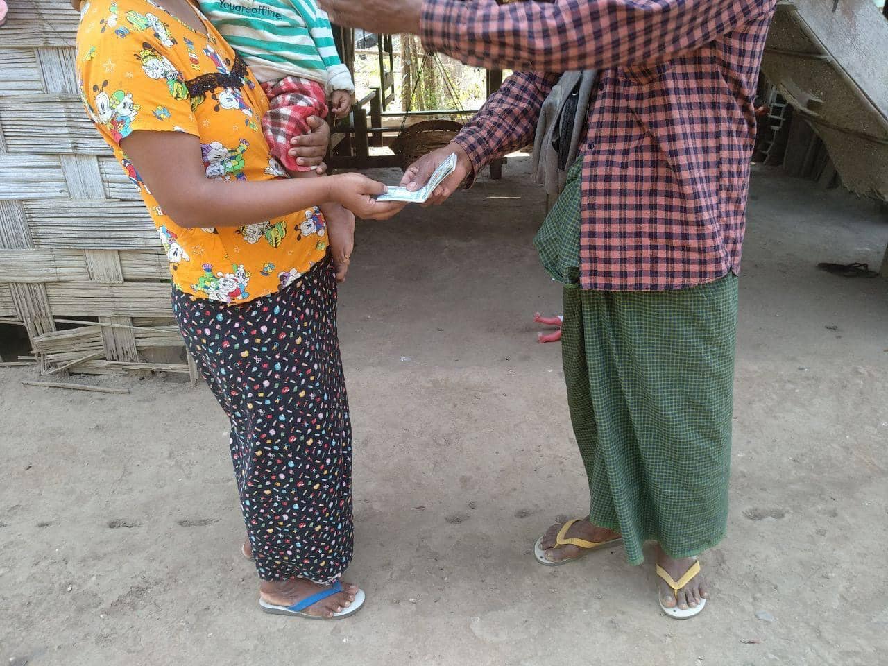 ဂန့်ဂေါနယ်ရှိ ကျဆုံးခဲ့သည့် ရဲဘော်နှင့်ပြည်သူများအတွက် ထောက်ပံ့ငွေပေးအပ်နေစဉ်၊ ဓာတ်ပုံ - ဂန့်ဂေါ(ပအဖ)