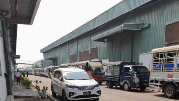 (ယနေ့ ဖေဖော်ဝါရီ ၂၈ ရက်တွင် လုပ်ခလစာနှင့် အလုပ်ထုတ်နင့်နာကြေးထုတ်ယူရန် စောင့်စိုင်းနေသည့် ပိတ်သိမ်းစက်ရုံတစ်ရုံမှ အလုပ်သမားများအားတွေ့ရစဥ်၊ ဓာတ်ပုံ - CJ)