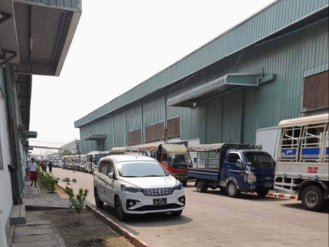 (ယနေ့ ဖေဖော်ဝါရီ ၂၈ ရက်တွင် လုပ်ခလစာနှင့် အလုပ်ထုတ်နင့်နာကြေးထုတ်ယူရန် စောင့်စိုင်းနေသည့် ပိတ်သိမ်းစက်ရုံတစ်ရုံမှ အလုပ်သမားများအားတွေ့ရစဥ်၊ ဓာတ်ပုံ - CJ)