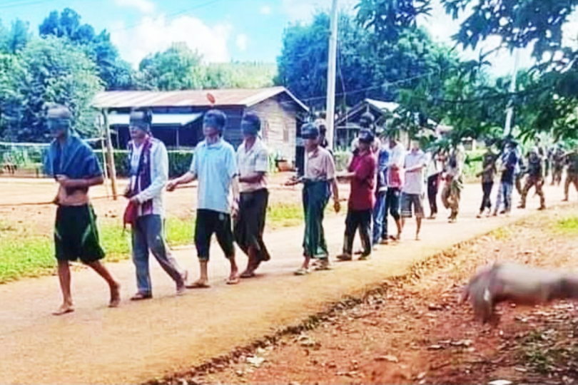 (ရှမ်းပြည်နယ်‌တောင်ပိုင်း ဖယ်ခုံမြို့မြောက်ဘက် (၃)မိုင်ခန့်အကွာရှိ ကသဲ(ရွှေပြည်အေး) ရွာတွင် ၂၀၂၁ အောက်တိုဘာ ၂၇ ရက်က စစ်ကောင်စီတပ်ဖမ်းသွားသည့် ရွာသား ၁၉ ဦးကို တွေ့ရစဉ်။ ဓာတ်ပုံ - ပေးပို့)