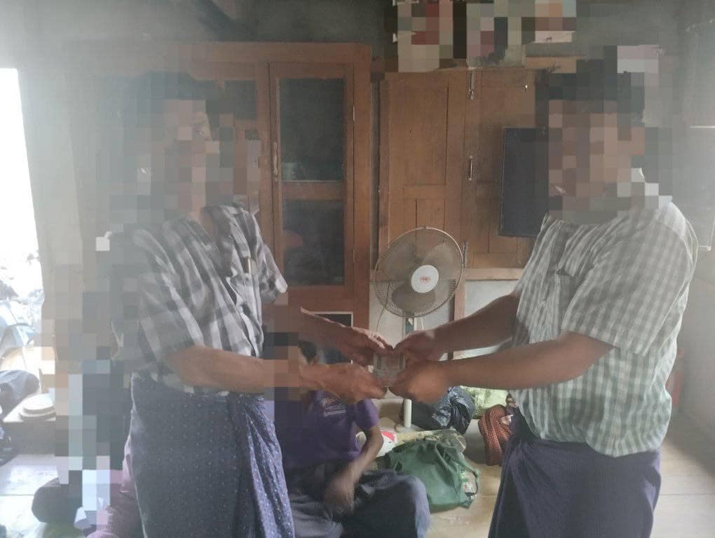 ဂန့်ဂေါနယ်ရှိ ကျဆုံးခဲ့သည့် ရဲဘော်နှင့်ပြည်သူများအတွက် ထောက်ပံ့ငွေပေးအပ်နေစဉ်၊ ဓာတ်ပုံ - ဂန့်ဂေါ(ပအဖ)