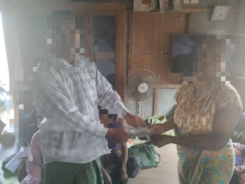 ဂန့်ဂေါနယ်ရှိ ကျဆုံးခဲ့သည့် ရဲဘော်နှင့်ပြည်သူများအတွက် ထောက်ပံ့ငွေပေးအပ်နေစဉ်၊ ဓာတ်ပုံ - ဂန့်ဂေါ(ပအဖ)