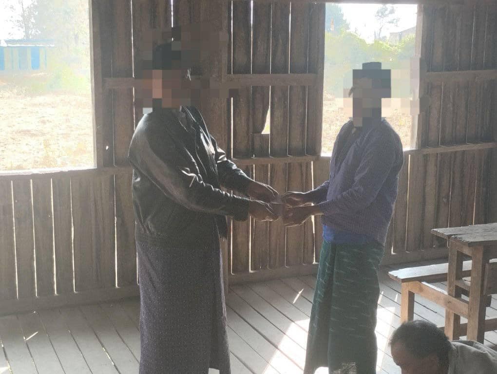 ဂန့်ဂေါနယ်ရှိ ကျဆုံးခဲ့သည့် ရဲဘော်နှင့်ပြည်သူများအတွက် ထောက်ပံ့ငွေပေးအပ်နေစဉ်၊ ဓာတ်ပုံ - ဂန့်ဂေါ(ပအဖ)