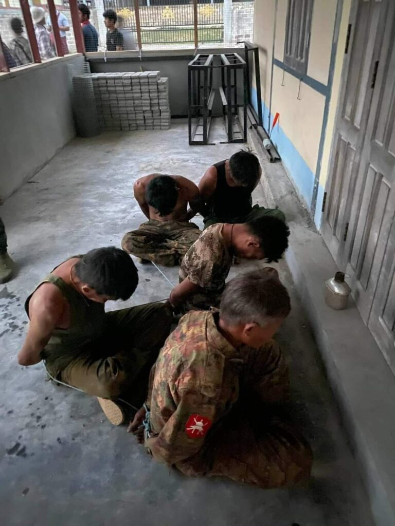 ဖယ်ခုံတိုက်ပွဲ စစ်တပ်စစ်ကြောင်းမှူးအပါအဝင်၁၉ဦးသေဆုံးပြီး စစ်သုံ့ပန်း ၆ ဦးဖမ်းမိ