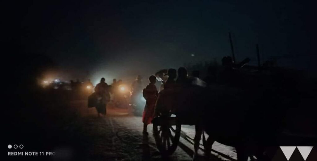 (စစ်​ကောင်စီတပ် က​ကျေးရွာများကိုမီးရှို့ ၊ပြည်သူများကိုဖမ်းဆီး သတ်ဖြတ်အကြမ်းဖက်မှုများ​ကြောင့်ထွက်​ပြေးတိမ်း​ရှောင်​နေကြ​သော အညာ​ဒေသမှ စစ်​ဘေးဒုက္ခသည်များ။ ဓါတ်ပုံ-CJ)