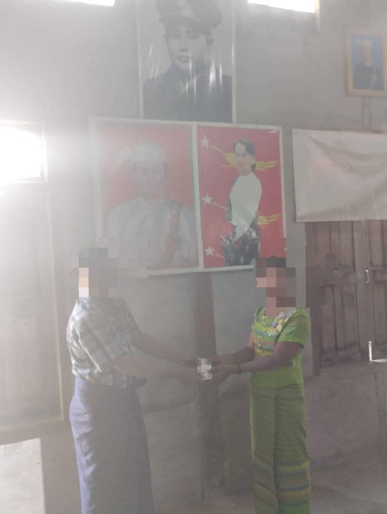 ဂန့်ဂေါနယ်ရှိ ကျဆုံးခဲ့သည့် ရဲဘော်နှင့်ပြည်သူများအတွက် ထောက်ပံ့ငွေပေးအပ်နေစဉ်၊ ဓာတ်ပုံ - ဂန့်ဂေါ(ပအဖ)