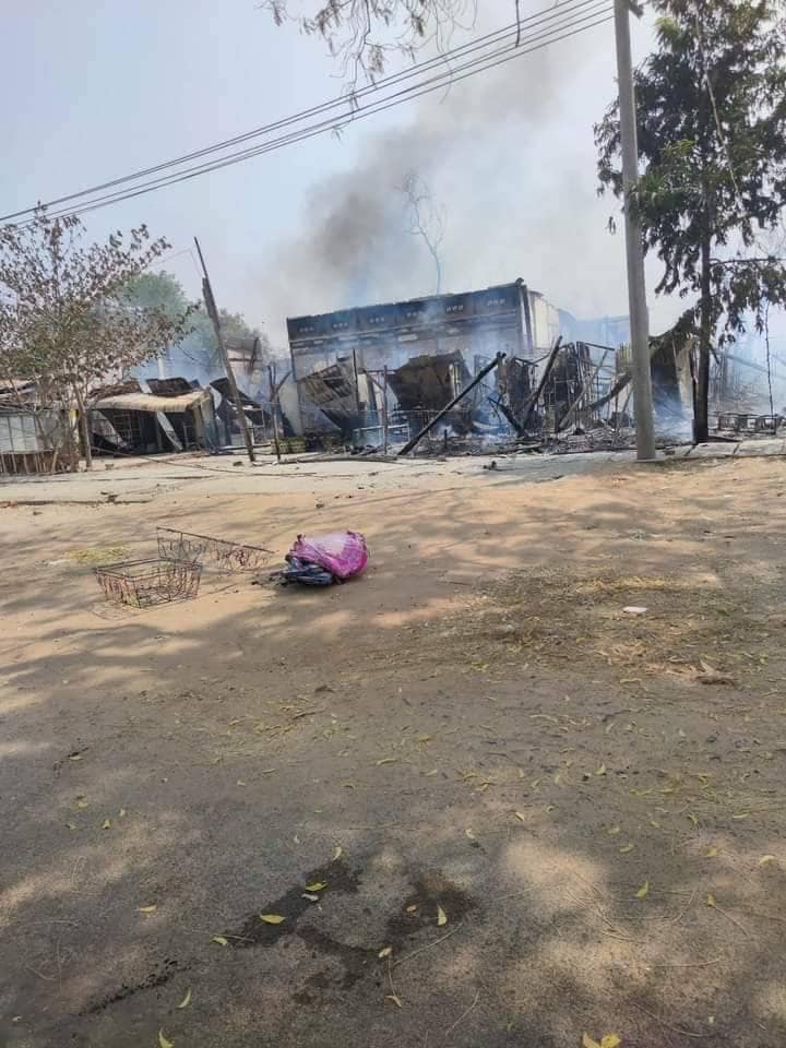 ပျက်စီးသွားသော ဘုတလင်မြို့မစျေးတိုက်တန်းများအား တွေ့ရစဥ်။ ဓာတ်ပုံ-Cj