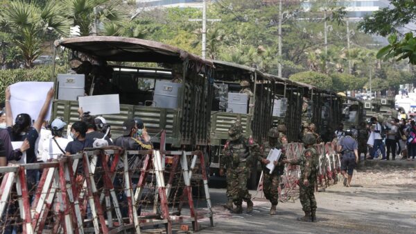 (စစ်တပ်အာဏာသိမ်းမှုအပေါ် ကန့်ကွက်ဆန္ဒပြသူများအား ဖြိုခွင်းရန်ရောက်လာသော စစ်ကောင်စီလက်ပါးစေများအား ရန်ကုန်မြို့၌ ၂၀၂၁ ဖေဖော်ဝါရီ ၂၅ရက်က တွေ့ရစဥ်။ ဓာတ်ပုံ - PS)