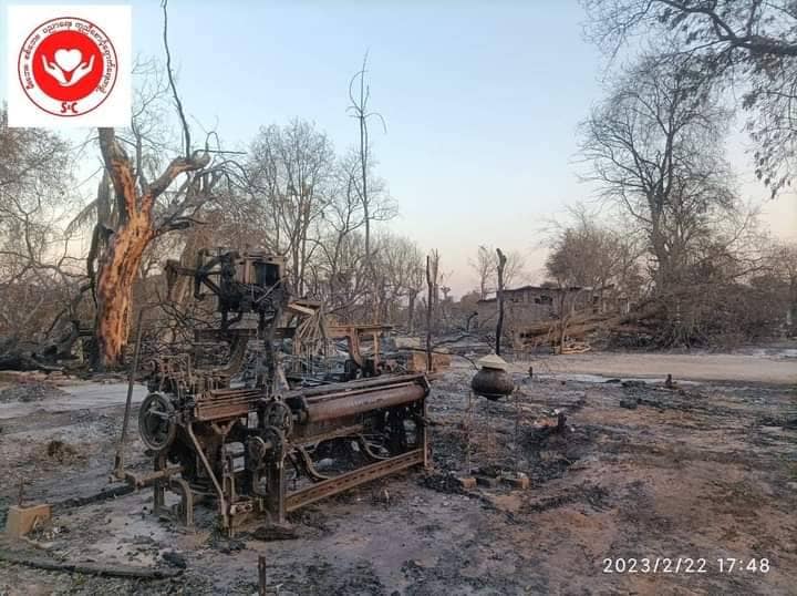 (ထူးကြီးကျေးရွာရှိ စက်ရက်ကန်းစင်တစ်ရာနီးပါးအား စစ်ကောင်စီတပ်က မီးရှို့ဖျက်ဆီးခဲ့စဥ်။ ။ဓာတ်ပုံ - S&C မီးဘေး စစ်ဘေး ပညာရေး ကူညီစောင့်ရှောက်ရေးအဖွဲ့)