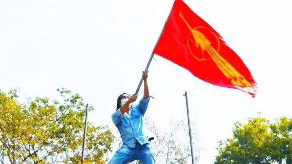 သမဂ္ဂအလံနှင့်ကဗျာဆရာ ​ကေဇဝင်း။ဓါတ်ပုံ-​ကေဇဝင်း​ဖေစ်ဘွခ်