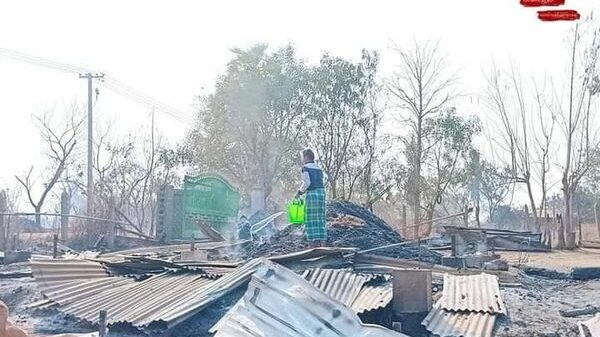 (မီးရှို့ဖျက်ဆီးခံရသော မြောက်နုံးကျေးရွာအား တွေ့ရစဥ်။ ဓာတ်ပုံ-ယင်းမာပင်မြို့နယ်သတင်းမှန်ပြန်ကြားရေး)