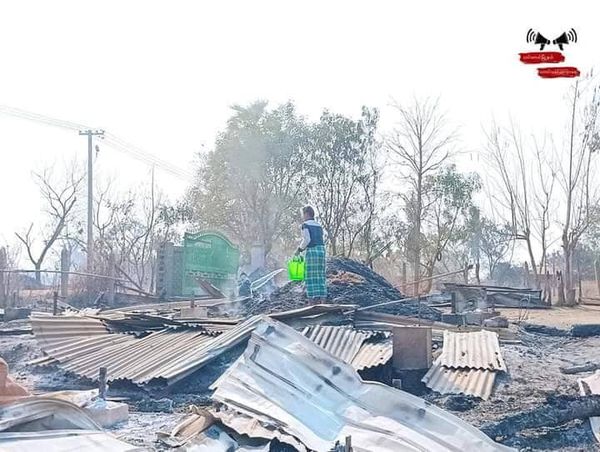 (မီးရှို့ဖျက်ဆီးခံရသော မြောက်နုံးကျေးရွာအား တွေ့ရစဥ်။ ဓာတ်ပုံ-ယင်းမာပင်မြို့နယ်သတင်းမှန်ပြန်ကြားရေး)