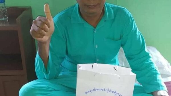 (မော်လမြိုင်ကျွန်းမြို့မှ ပြည်သူ့စစ်ခေါင်းဆောင် ကျော်တင့်ဦး ပထမအကြိမ် ပစ်ခတ်ခံရမှုကြောင့် ဆေးရုံ၌ ကုသမှုခံယူနေစဉ်။ ဓာတ်ပုံ - CJ)
