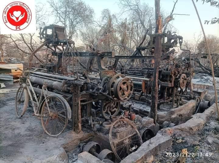 (ထူးကြီးကျေးရွာရှိ စက်ရက်ကန်းစင်တစ်ရာနီးပါးအား စစ်ကောင်စီတပ်က မီးရှို့ဖျက်ဆီးခဲ့စဥ်။ ။ဓာတ်ပုံ - S&C မီးဘေး စစ်ဘေး ပညာရေး ကူညီစောင့်ရှောက်ရေးအဖွဲ့)
