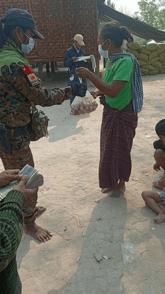 (ထွက်ပြေးတိမ်းရှောင်လာသော ပြည်သူများအား ထောက်ပံ့မှုများပြုလုပ်နေစဥ်။ ဓာတ်ပုံ - Oak Awe UG)