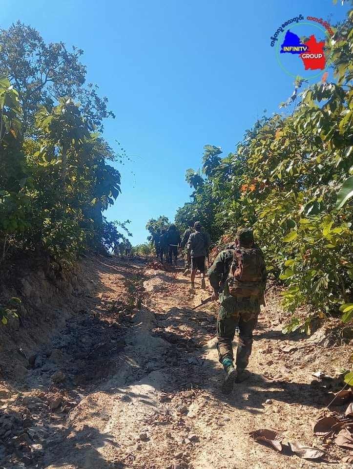 (ကန့်ဘလူမြို့နယ်အတွင်းရှိ ပြည်သူ့ကာကွယ်​ရေးတပ်ဖွဲ့ဝင်အချို့ ။ဓါတ်ပုံ-Infinity Group)