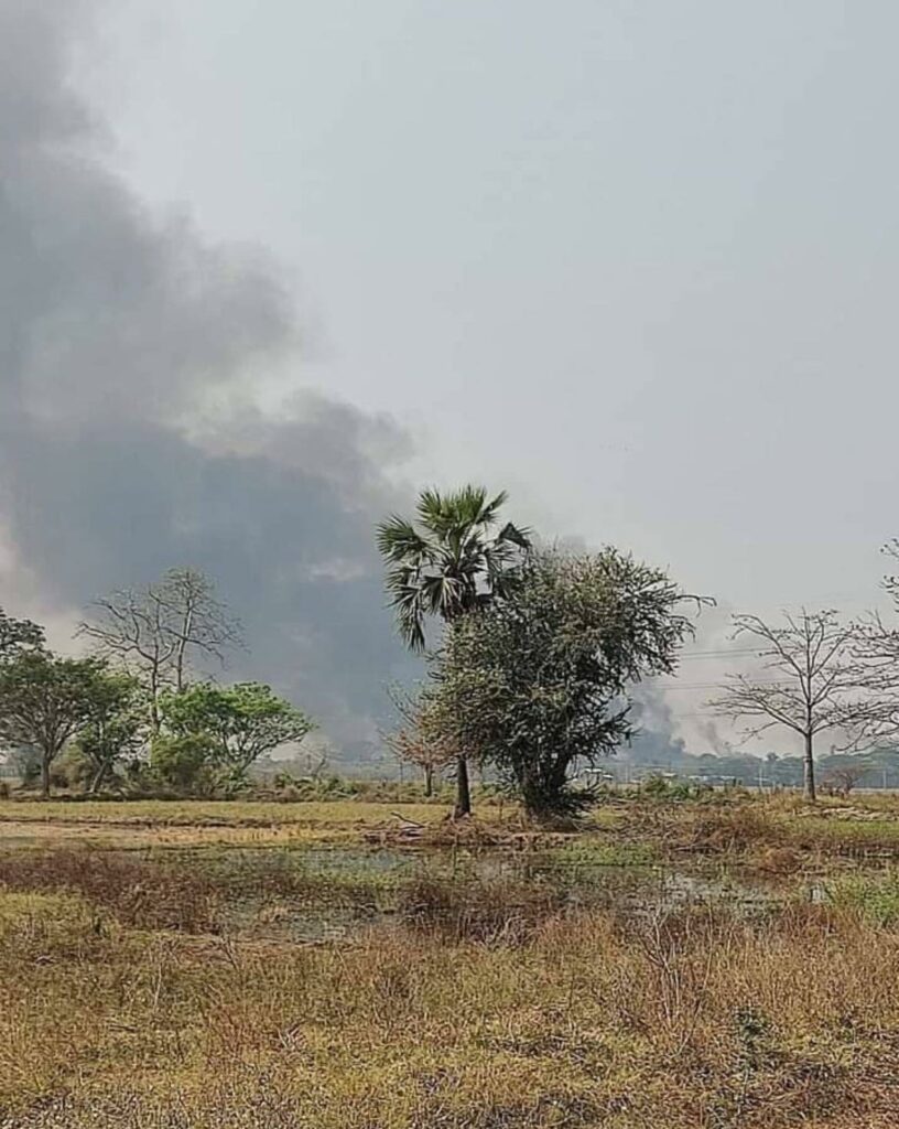 (ယနေ့နံနက်ပိုင်းတွင် စစ်ကောင်စီတပ်က စိုင်နိုင်ကြီးကျေးရွာအား မီးရှို့ဖျက်ဆီးနေသည်ကို အဝေးမှမြင်တွေ့ရစဉ်။ ဓာတ်ပုံ-Cj)