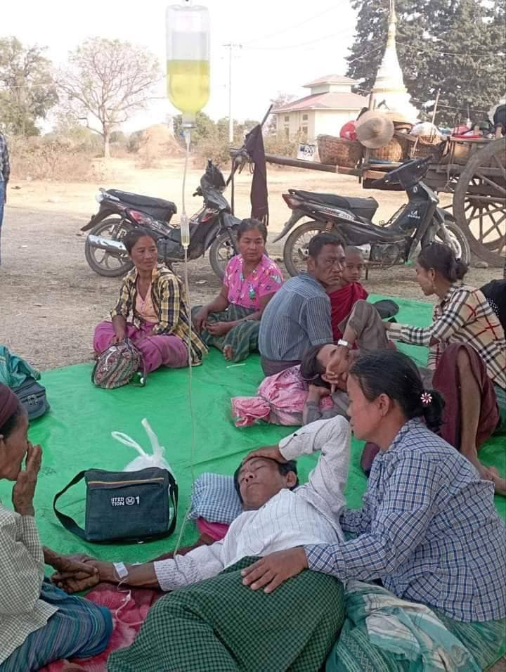 (အမွှာရင်သွေးမွေးဖွားခဲ့သည့် စစ်ရှောင်အမျိုးသမီးတစ်ဦးနှင့် ခင်ဦးဒေသခံစစ်ရှောင်ပြည်သူများအား တွေ့ရစဉ်။ ဓာတ်ပုံ-ခင်ဦးမြို့နယ် သတင်းမှန်ပြန်ကြားရေးအဖွဲ့)