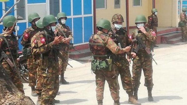 (စစ်တပ်အာဏာမှုအပေါ်ကန့်ကွက်ဆန္ဒပြနေသော ပြည်သူများအား ပစ်ခတ်ဖြိုခွင်းရန်စောင့်ဆိုင်းနေသော စစ်ကောင်စီတပ်သားများအား ၂၀၂၁က တွေ့ရစဉ်။ဓာတ်ပုံ - CJ)