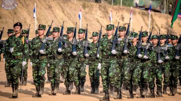 (KNU တပ်သားများ စစ်ရေးလေ့ကျင့်နေသည်ကို တွေ့ရစဉ်။ ဓာတ်ပုံ - KNU)