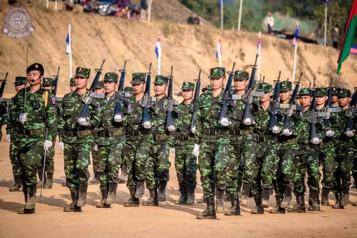 (KNU တပ်သားများ စစ်ရေးလေ့ကျင့်နေသည်ကို တွေ့ရစဉ်။ ဓာတ်ပုံ - KNU)