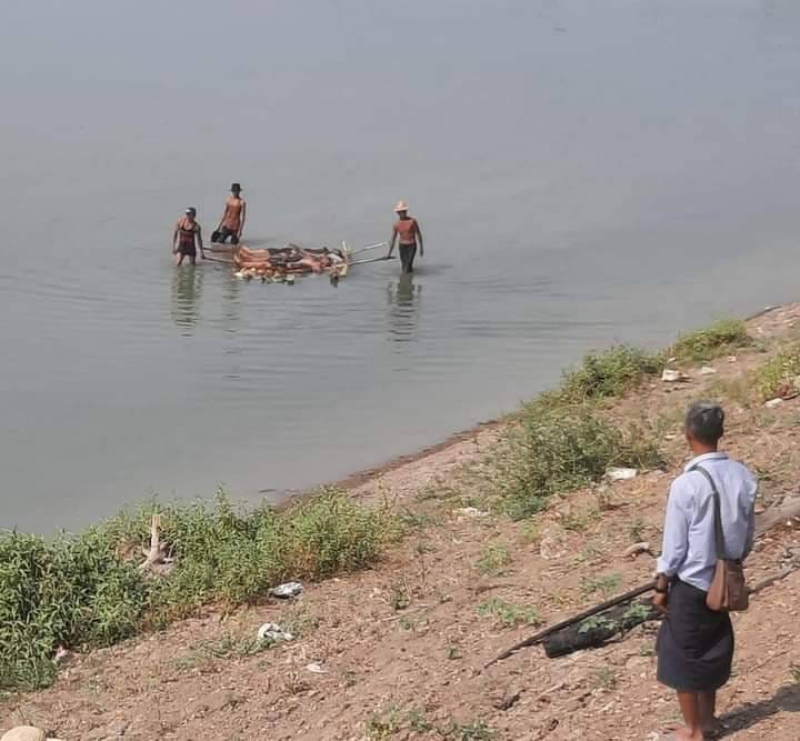(စစ်တပ်ကသတ်ဖြတ်ခဲ့​သော တာတိုင်ရွာမှပြည်သူအချို့၏ ရုပ်အ​လောင်းအချို့ကို မတ်လ ၃ ရက်ကသယ်​ဆောင်လာစဥ်။ဓါတ်ပုံ-CJ)
