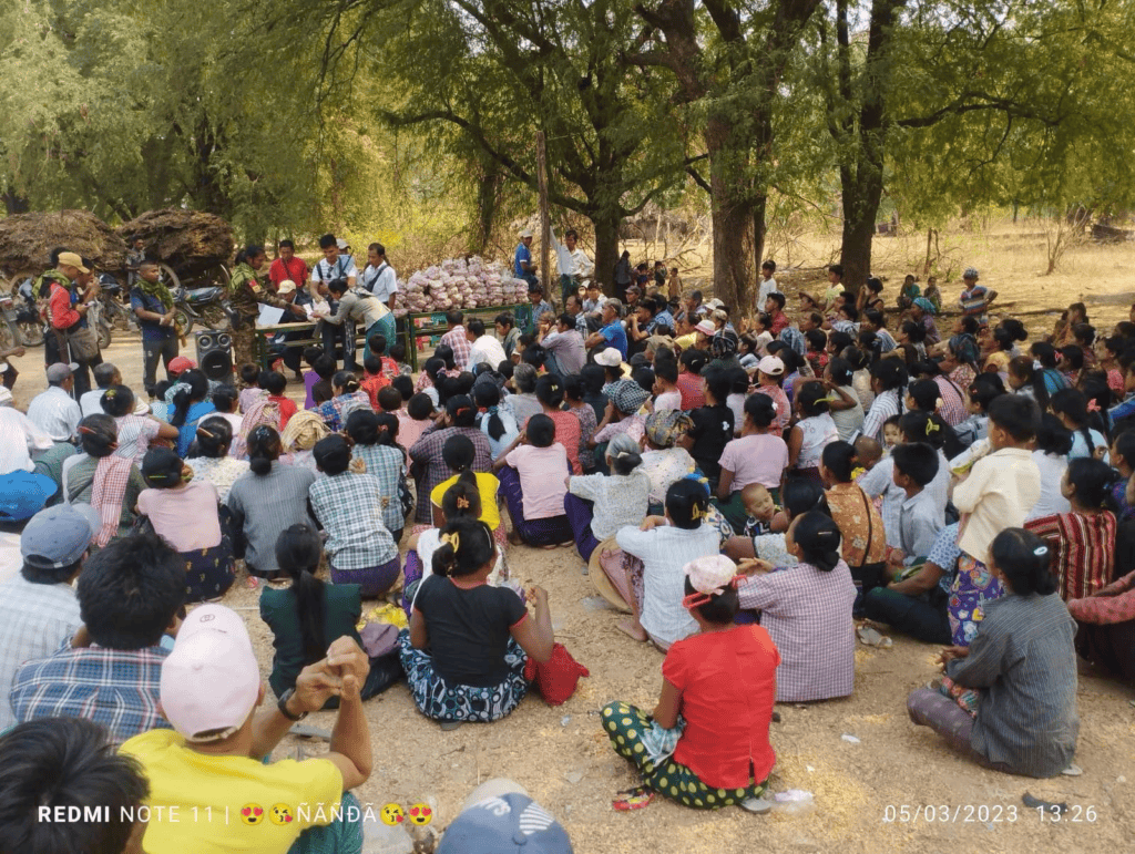 (ထွက်ပြေးတိမ်းရှောင်လာသော ပြည်သူများအား ထောက်ပံ့မှုများပြုလုပ်နေစဥ်။ ဓာတ်ပုံ - Oak Awe UG)
